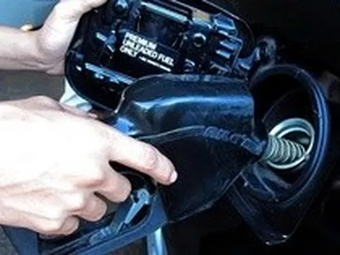 Quản lý thị trường TP HCM: Những cây xăng bán nhỏ giọt và găm hàng đã bị xử lý