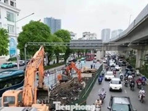 Đường Nguyễn Trãi dựng rào chắn gây ùn tắc