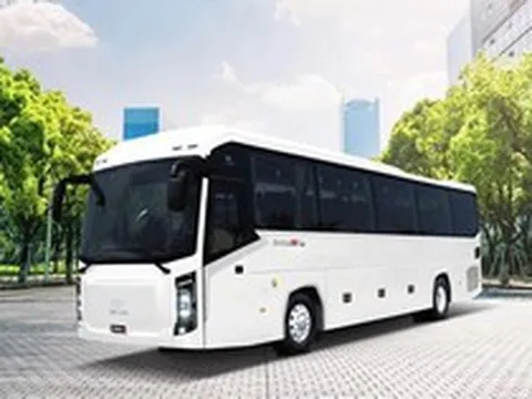 KIM LONG MOTOR xuất khẩu lô xe bus "Made in Việt Nam" thuần điện và diesel đầu tiên sang Thái Lan