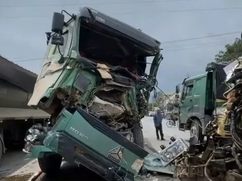 Tai nạn liên hoàn nghiêm trọng trên quốc lộ 1 khiến 3 ô tô biến dạng, tài xế mắc kẹt tử vong trong cabin