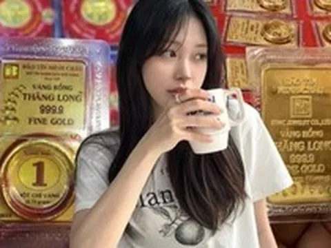 Tâm trạng người rút tiết kiệm đi mua vàng: Vừa rút tiền xong thì lãi suất tăng, cầm 5 chỉ vàng chưa nóng tay đã “lỗ” 7 triệu rưỡi