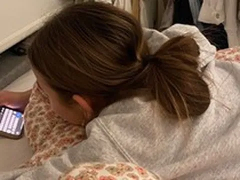 Khoảng 30 phút trước khi đi ngủ, bạn dễ tiêu tiền nhất: 3 việc nhiều người vẫn làm mỗi tối