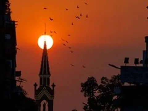 Cảnh tượng hiếm thấy: Người dân TP.HCM dừng xe ngắm hoàng hôn đỏ rực tại Nhà thờ Chợ Lớn