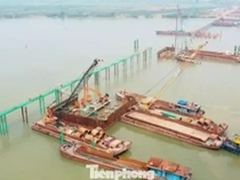 Cận cảnh đại công trường cầu Hồng Hà vượt sông Hồng, sau 5 tháng thi công