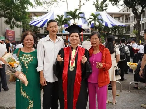 Nữ bác sĩ bầu đôi hơn 8 tháng vượt 250km nhận bằng: “3 mẹ con cùng tốt nghiệp” gây xúc động