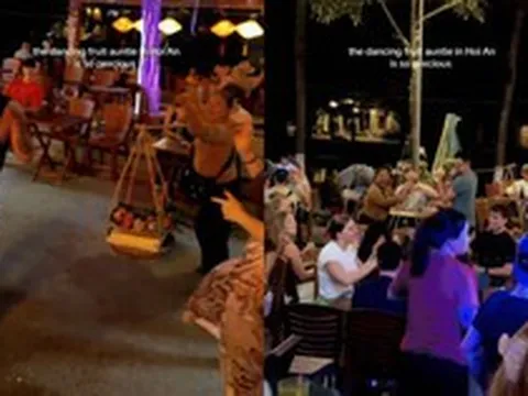 Khách Tây không ngại hình tượng, thay nhau giúp đỡ người bán hàng rong tại Hội An