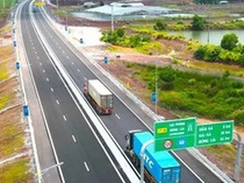 Tiếp tục bổ sung quy hoạch các tuyến đường bộ kết nối với sân bay, cảng biển