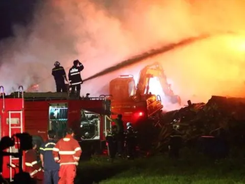 Kho nhựa gần Bệnh viện K Tân Triều bốc cháy ngùn ngụt lúc rạng sáng, 1 người tử vong