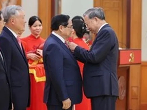 Tổng Bí thư Tô Lâm trao tặng Huân chương Quân công hạng nhất cho Thủ tướng Phạm Minh Chính