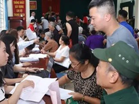 Người dân đổ về nhà văn hóa nhận tiền đền bù đất của siêu dự án Olympic 925.000 tỷ đồng có quy mô lớn nhất lịch sử Vingroup