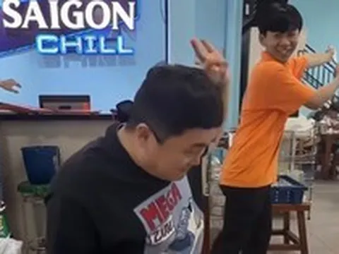 Không nói tiếng Việt hay Google dịch, khách Hàn làm 1 hành động lạ khiến nhân viên lập tức hiểu ý: 90.000 người xem xong phải “há hốc”