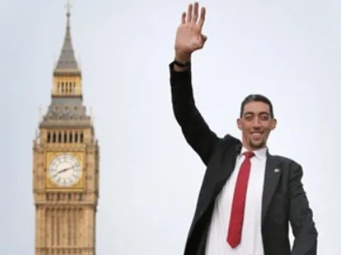 Người khổng lồ được Guinness ghi danh và nguồn cảm hứng cho những hoàn cảnh đặc biệt