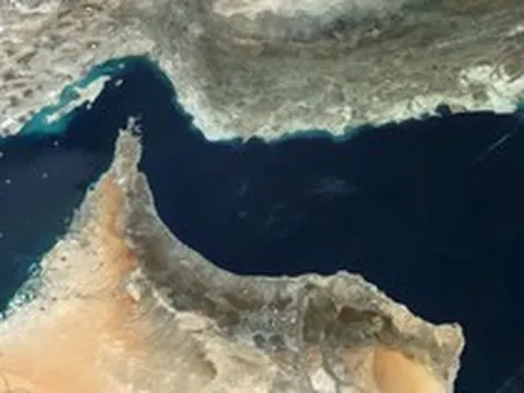 Giá dầu bật tăng 2% khi ông Trump cảnh báo Iran phải mở eo biển Hormuz trước thứ Ba hoặc đối mặt với ‘địa ngục’