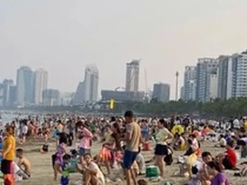 Đông nghịt người tắm biển Đà Nẵng 'giải nhiệt'