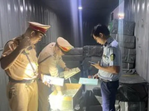 Bất ngờ khám xét 1 xe container, cảnh sát kinh tế bắt quả tang hơn 224.000 bao thuốc lá lậu bí mật tuồn về Việt Nam