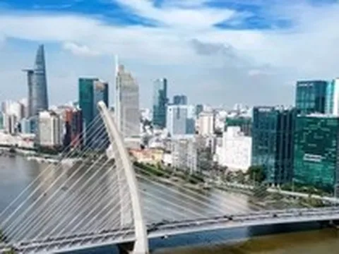 Vượt 'sóng lớn' để tăng trưởng hai con số