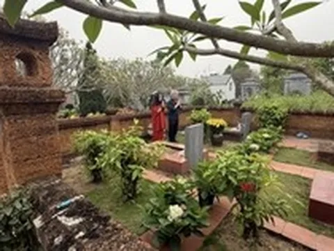 Nữ NSND U60 đưa chồng sắp cưới đi thăm mộ bố là nhạc sĩ lẫy lừng của Việt Nam