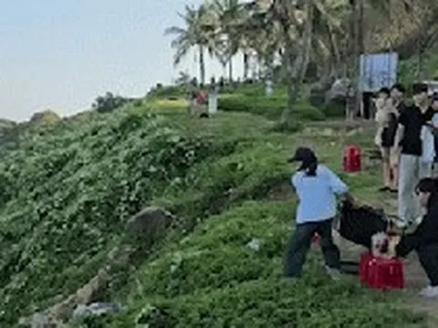 Hớt hải quăng 3 chiếc ghế xuống vực bán đảo Sơn Trà, người phụ nữ khiến du khách kinh ngạc
