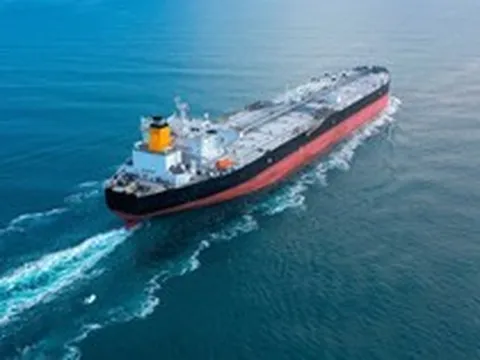 Giữa lúc cả thế giới lên 'cơn khát', hơn 1,2 triệu thùng dầu vẫn đang mắc kẹt tại láng giềng Việt Nam, chuyện gì đang xảy ra?