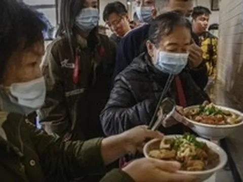 Ca sĩ "càn quét" 5 tô mì ở quán lề đường, quán ăn vô danh bất ngờ vỡ trận đến mức phải hoàn tiền