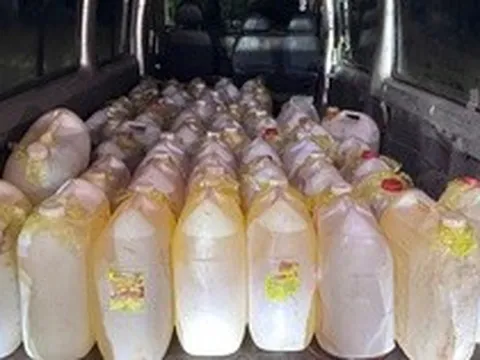 Nhiều vụ buôn lậu xăng dầu qua biên giới bị bắt giữ