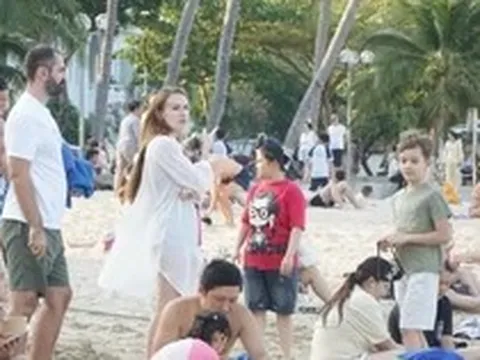 Đổ xô ra biển Nha Trang giải nhiệt