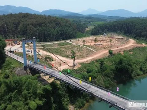 VIDEO: Thú vị những “hộ vệ gác cổng” trên cây cầu treo dẫn vào điểm check-in hút khách ở Huế