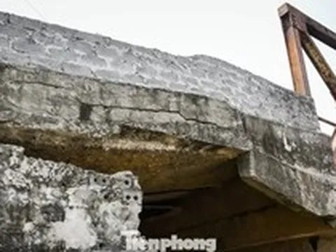 Hai cây cầu 'chờ sập' ở Ninh Bình