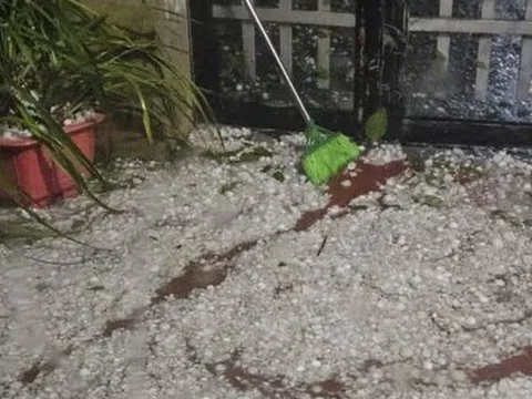 Dông lốc dữ dội ở Lào Cai, mưa đá hạt to như chén trút xuống giữa đêm, thiệt hại chưa thể thống kê