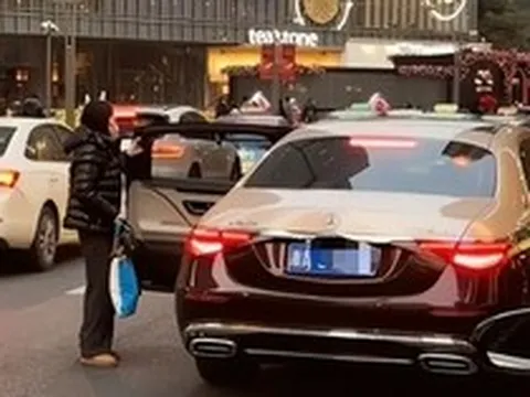 Bà mẹ đi Maybach đón con bị chụp ảnh lén, mắng "nhà giàu quê mùa": Soi giá từ đầu tới chân mà choáng váng!