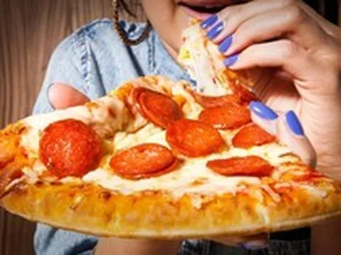 Người Việt chi 726.500 tỷ đồng vào các hàng quán: Giới trẻ "bỏ" cơm nhà, chuộng mua thức ăn nấu sẵn và dùng đồ tiện lợi