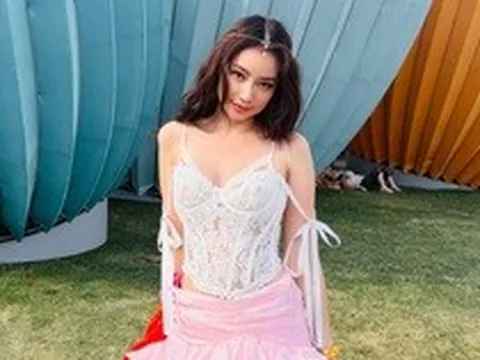 Hoa hậu Việt xuất hiện gợi cảm tại Coachella 2026: Từng lọt top 100 gương mặt đẹp nhất thế giới, nhan sắc hiện tại ra sao?