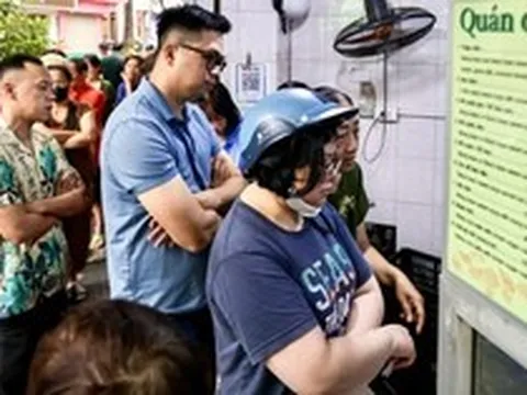 Người Hà Nội xếp hàng cả tiếng chờ mua bánh trôi, bánh chay dịp Tết Hàn thực