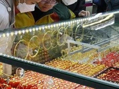 Chuyên gia cảnh báo 3 rủi ro lớn nếu cho phép doanh nghiệp vay vàng trong dân