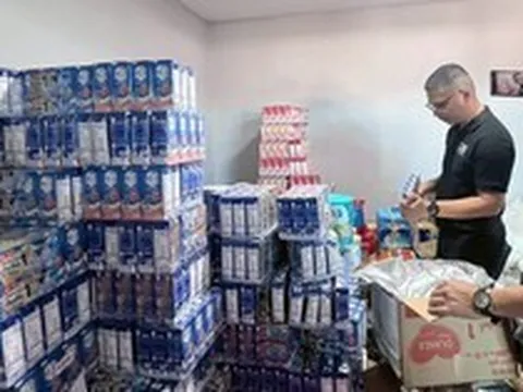 Đột kích một nhà máy, công an phát hiện đường dây sản xuất sữa hết hạn và bột ngọt, cà phê giả, tịch thu hơn 13.000 sản phẩm