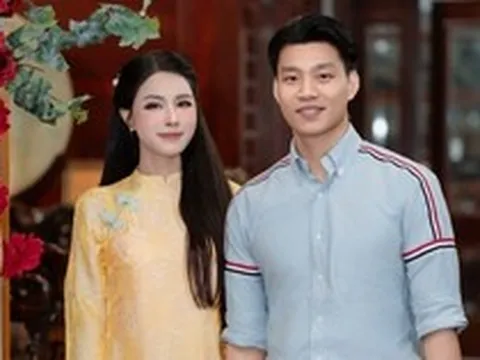 Văn Thanh bảnh bao đi hỏi vợ, nàng WAG xinh khác hẳn ngày thường