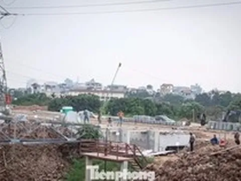 Hà Nội gấp rút lắp đặt bơm dã chiến chống ngập Đại lộ Thăng Long