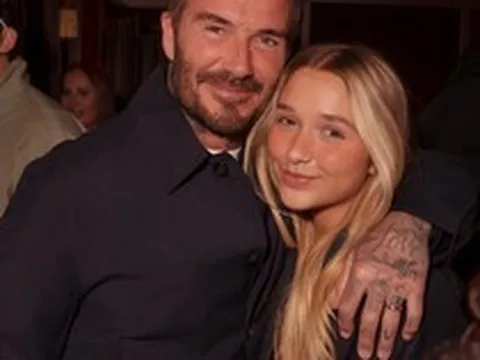 Không còn là "công chúa nhỏ", Harper Beckham "lột xác" thành thiếu nữ, chiếm trọn spotlight bên David Beckham