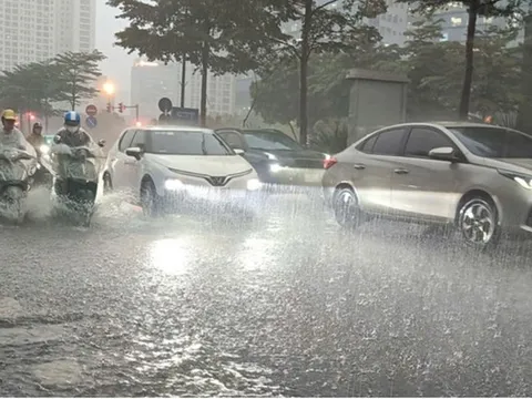 Mưa dông phủ kín miền Bắc trước kỳ nghỉ lễ 30/4, nguy cơ lốc sét kèm mưa đá