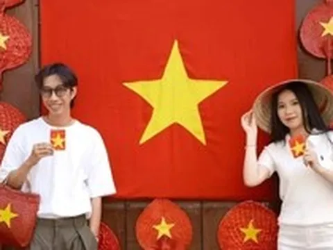 Quán cà phê rực đỏ cờ Tổ quốc thu hút giới trẻ check-in