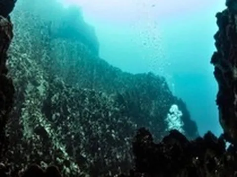 Nhấc một phiến đá lên từ độ sâu 2.515m, các nhà khoa học phát hiện "một thế giới không nên tồn tại"