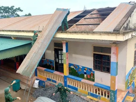 Dông lốc kèm mưa lớn khiến hàng chục nhà dân, trường học ở Nghệ An tốc mái, hư hỏng nặng