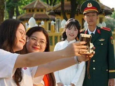 Từ Hải Phòng, Quảng Trị ra Hà Nội: 5h sáng dậy makeup, 7h có mặt ở Lăng Bác, 3 ngày khám phá hết thủ đô