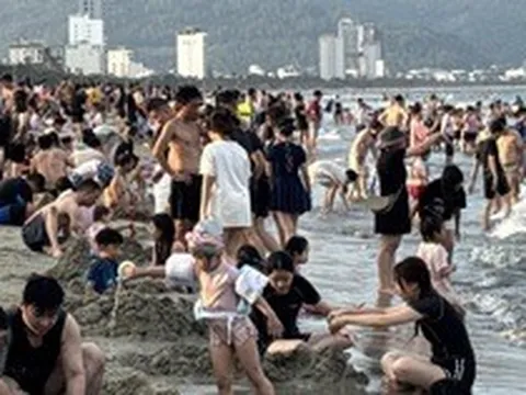 Cận cảnh người dân và du khách đổ dồn về bãi biển Đà Nẵng chiều 30-4