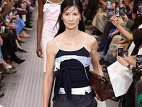 Mẹ 7 con thành người mẫu Chanel ở tuổi 60: Hành trình vươn lên từ tuổi thơ cơ cực