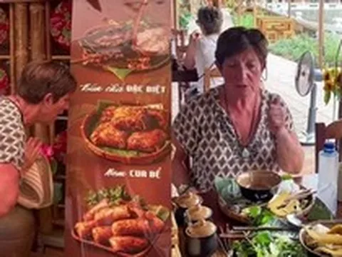 Nữ du khách Pháp "lạy" chủ quán sau khi ăn được món quá ngon ở Hà Nội