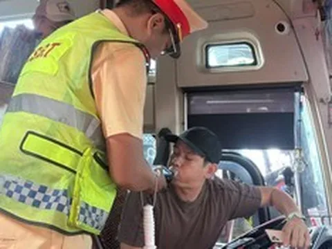 Không có khái niệm nghỉ lễ, CSGT Đà Nẵng căng mình giữ nhịp giao thông
