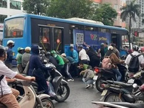 Thót tim khoảnh khắc hàng chục người nâng xe buýt cứu cô gái bị cuốn dưới gầm