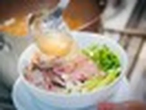 Lời khuyên đến những người có thói quen uống cạn nước phở