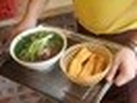 Thói quen ăn phở của hàng triệu người Việt: Bác sĩ cảnh báo món ăn kèm “ngon miệng” nhưng tiềm ẩn rủi ro